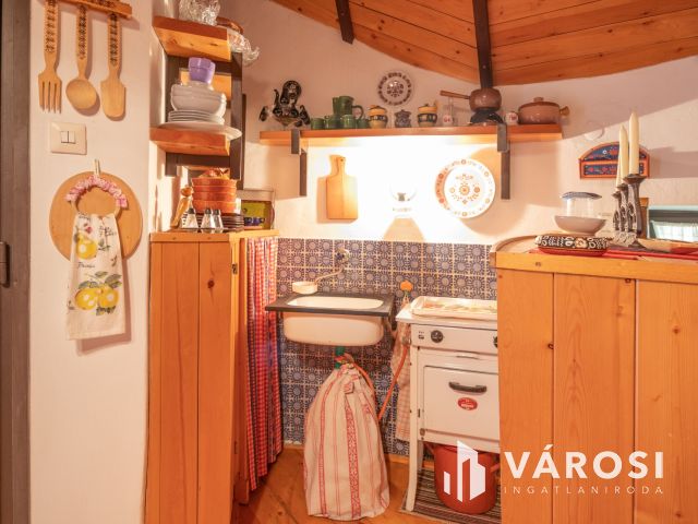 Újszegedi telek kis vendégházzal