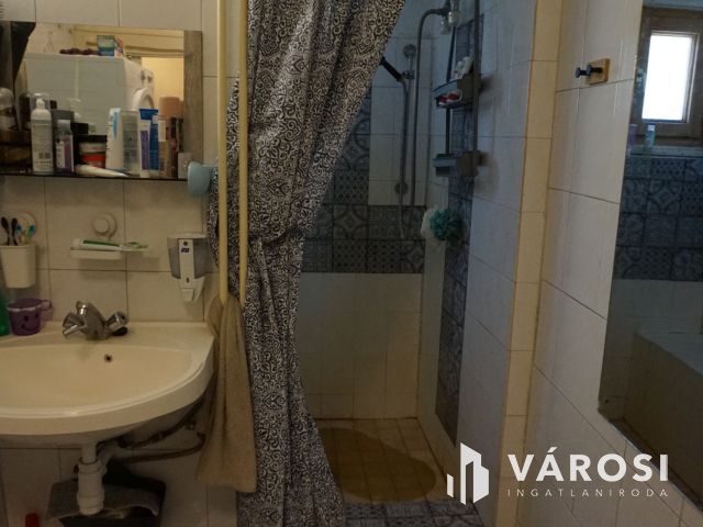 Impozáns belvárosi lakás saját kertrésszel