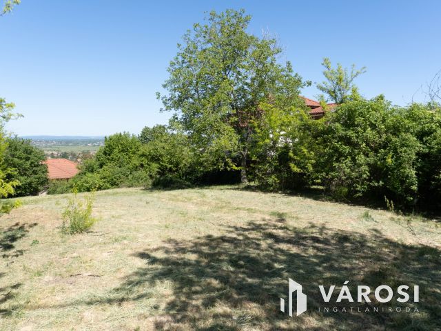 Panorámás telek Pomázon