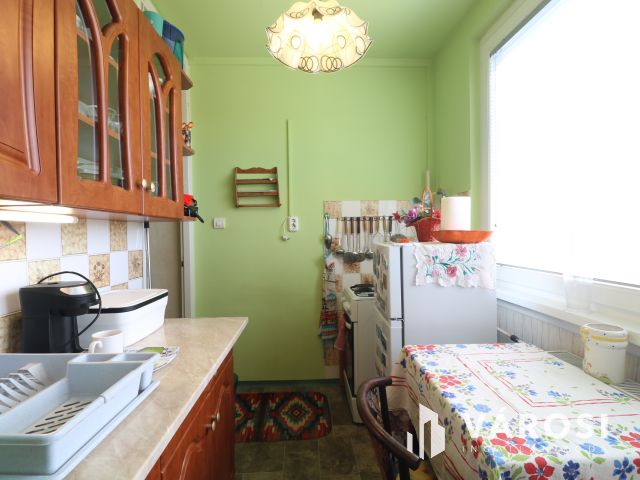 Algyői panel lakás, közel a fürdőhöz.