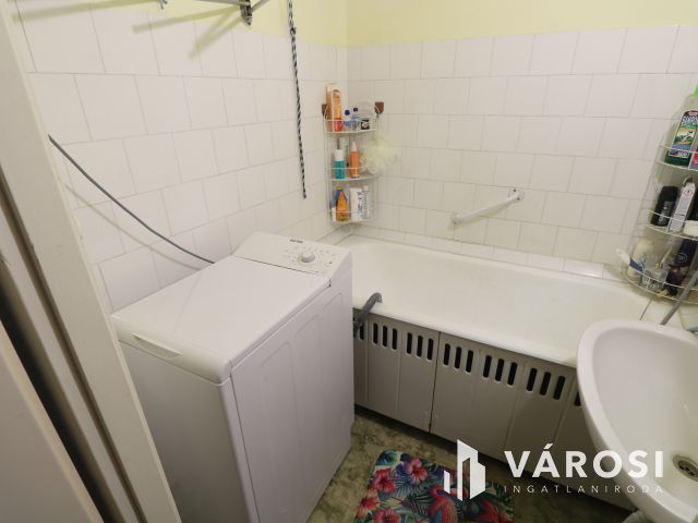 Algyői panel lakás, közel a fürdőhöz.