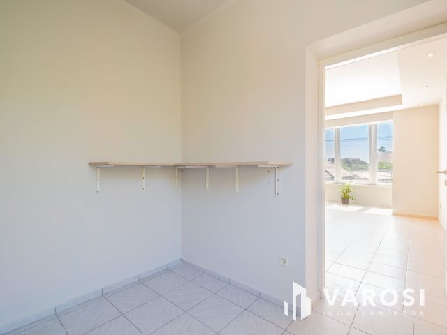 Napfényes, 83 m2 lakás + 102 m2 telekrész üzleti célra
