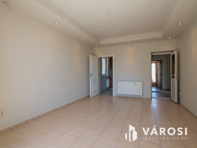 Napfényes, 83 m2 lakás + 102 m2 telekrész üzleti célra