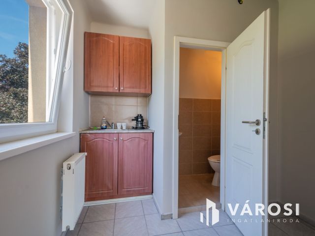 Napfényes, 83 m2 lakás + 102 m2 telekrész üzleti célra
