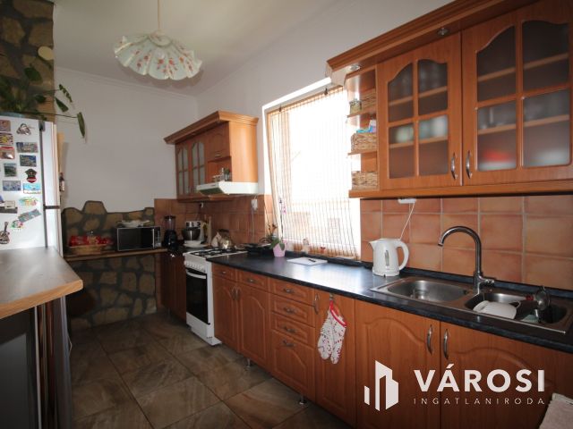 Jól működő étterem és lakóház Bük központjában
