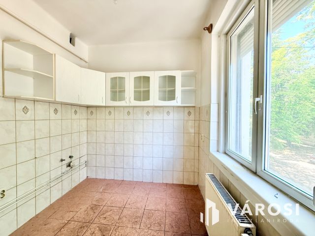 Erkélyes, 1. emeleti garzonlakás (30m²) M3 metróvonalon