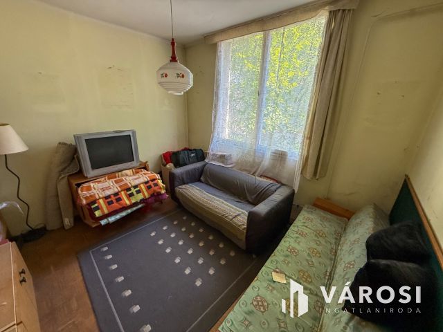 Acélgyári út végén 2. emeleti, felújítandó lakás eladó!
