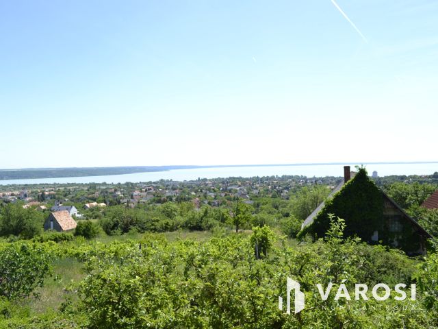 Balatonalmádiban, panorámás zártkert eladó!