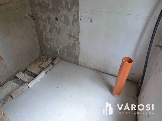 Látóhegyen szerkezetkész kis házikó
