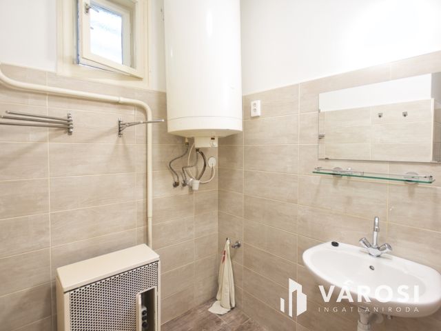 140 m2-es, felújítandó családi ház eladó