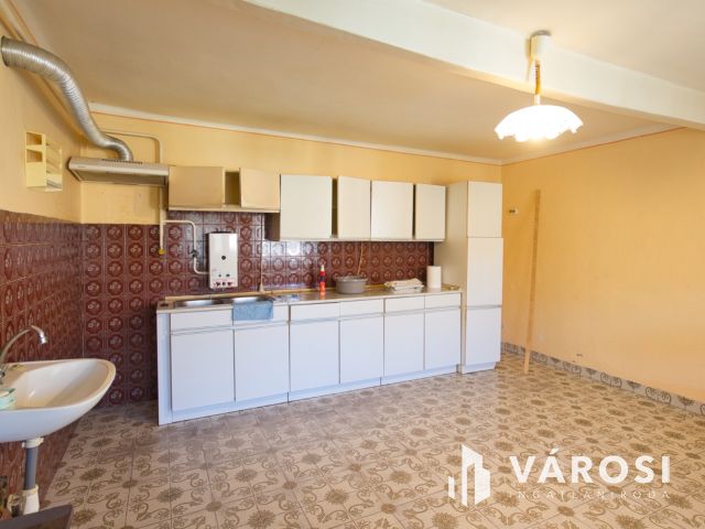 140 m2-es, felújítandó családi ház eladó