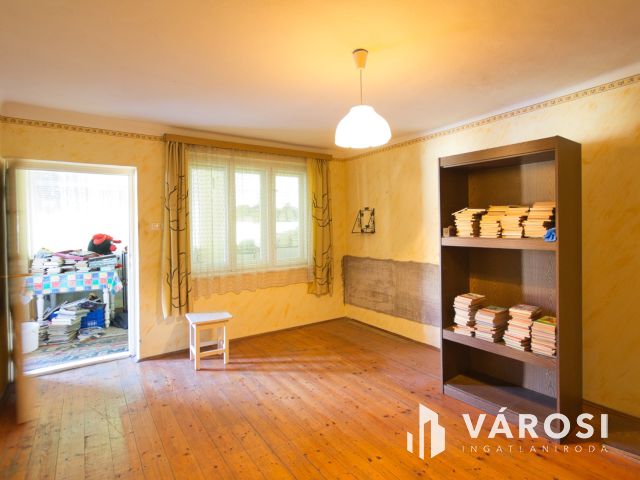 140 m2-es, felújítandó családi ház eladó