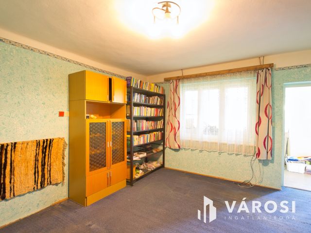 140 m2-es, felújítandó családi ház eladó