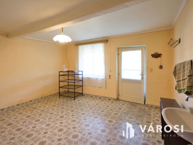 140 m2-es, felújítandó családi ház eladó