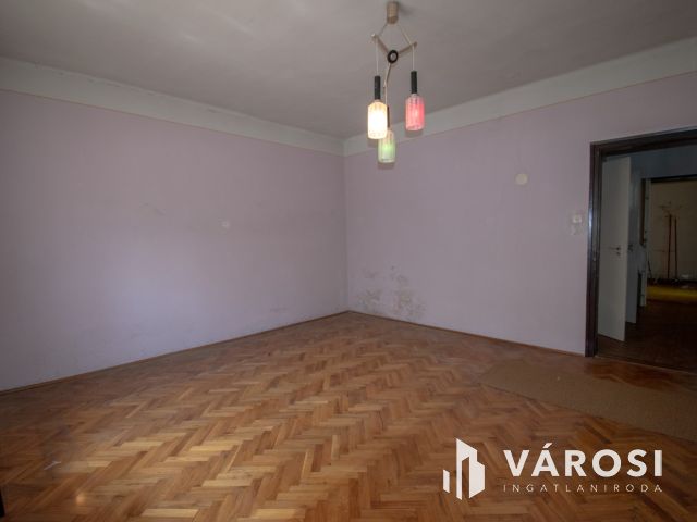 Győr-Szentivánon családi ház, dupla garázzsal