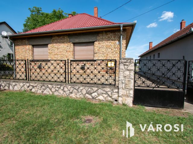 Győr-Szentivánon családi ház, dupla garázzsal