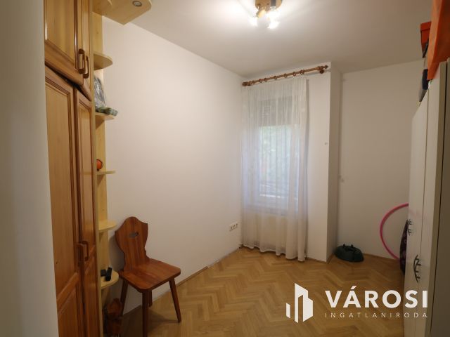 Nappali + 3 szoba, csendes, nyugodt lakókörnyezetben.