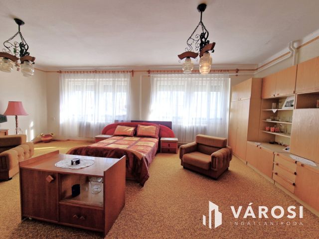 Kétszintes ház -világos, tágas terek- központi elhelyezkedés