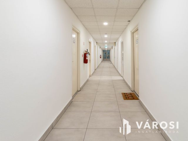 Fáy utcai irodaépületben földszinti, 16 m2-es iroda kiadó