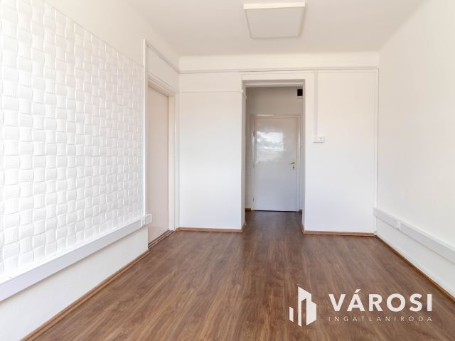 1.emeleti, 16 m2-es iroda saját minikonyhával a Fáy utcában