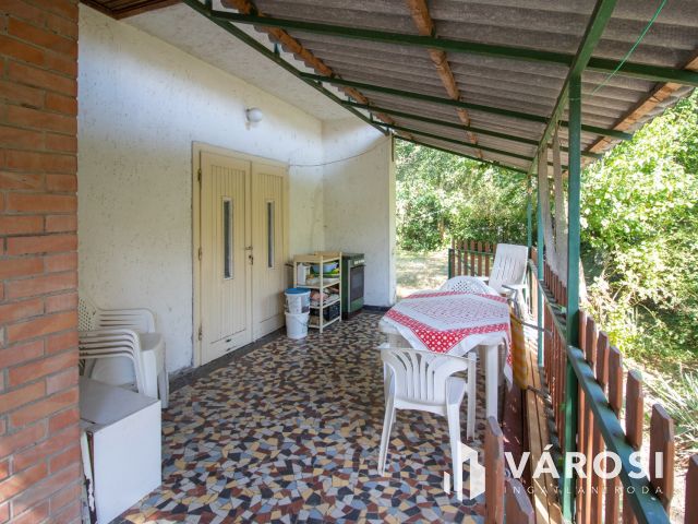 Tégla falazatú nyaraló Városerőn
