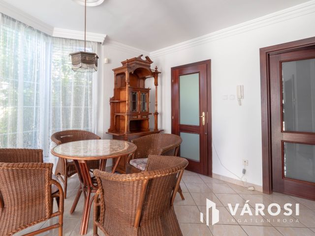 Budai zöldövezetben 149 m2-es sorházi, kertes villa lakás