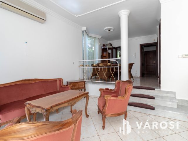 Budai zöldövezetben 149 m2-es sorházi, kertes villa lakás