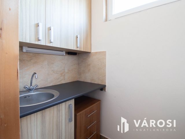 50 m2-es berendezett, klímás iroda kiadó a 18. kerületben