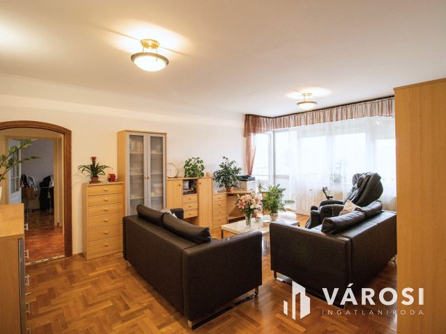 Kiadó 75 m2 Erkélyes tégla lakás Győr Belvárosában beállóval