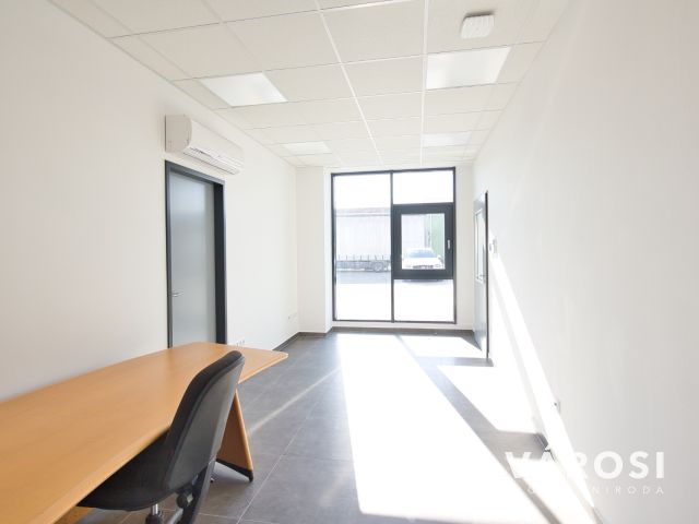 940 m2-es ipari csarnok + 300 m2-es szuper iroda kiadó